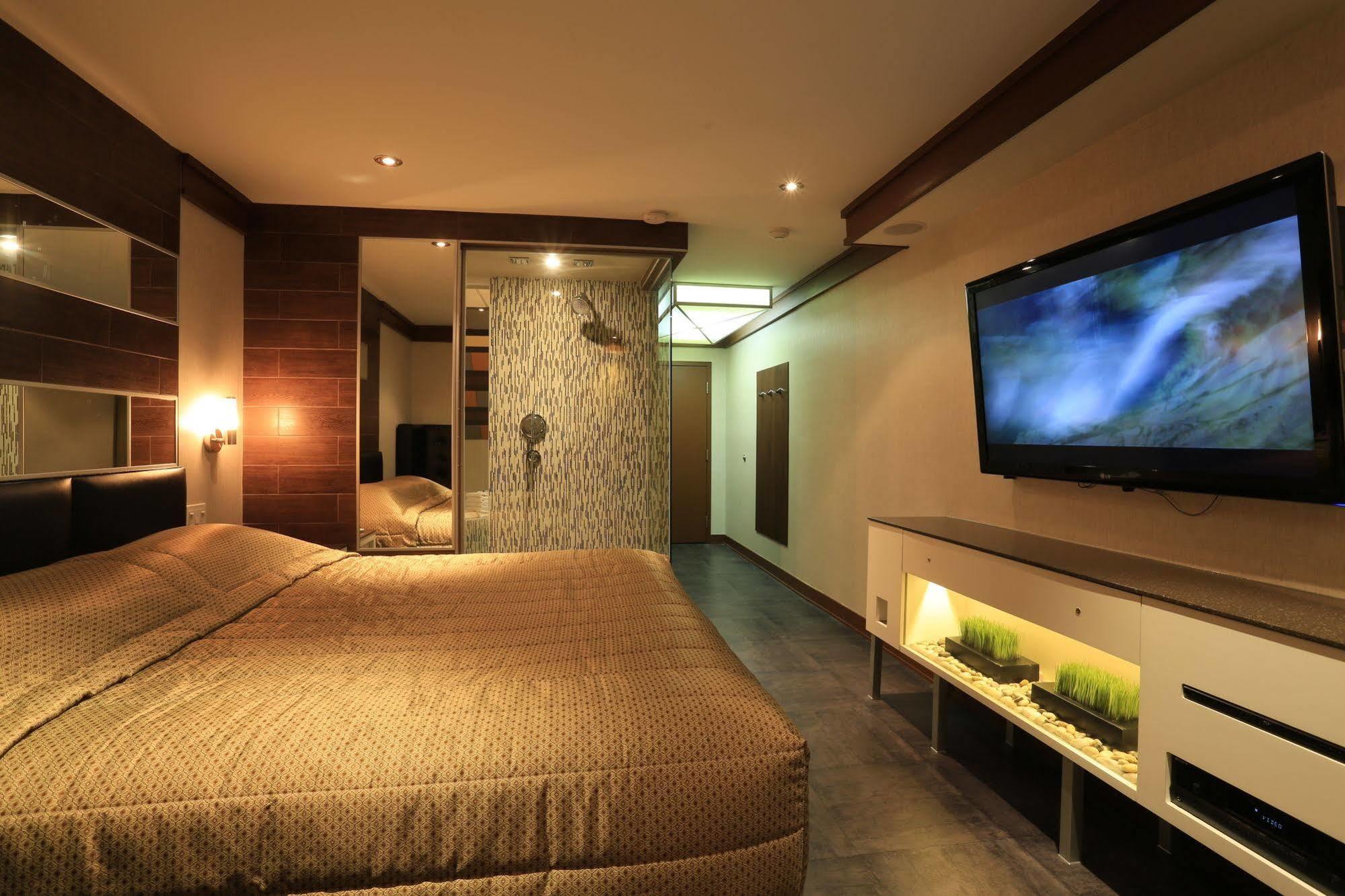 Hotel Le Chablis Cadillac Montreal Bagian luar foto