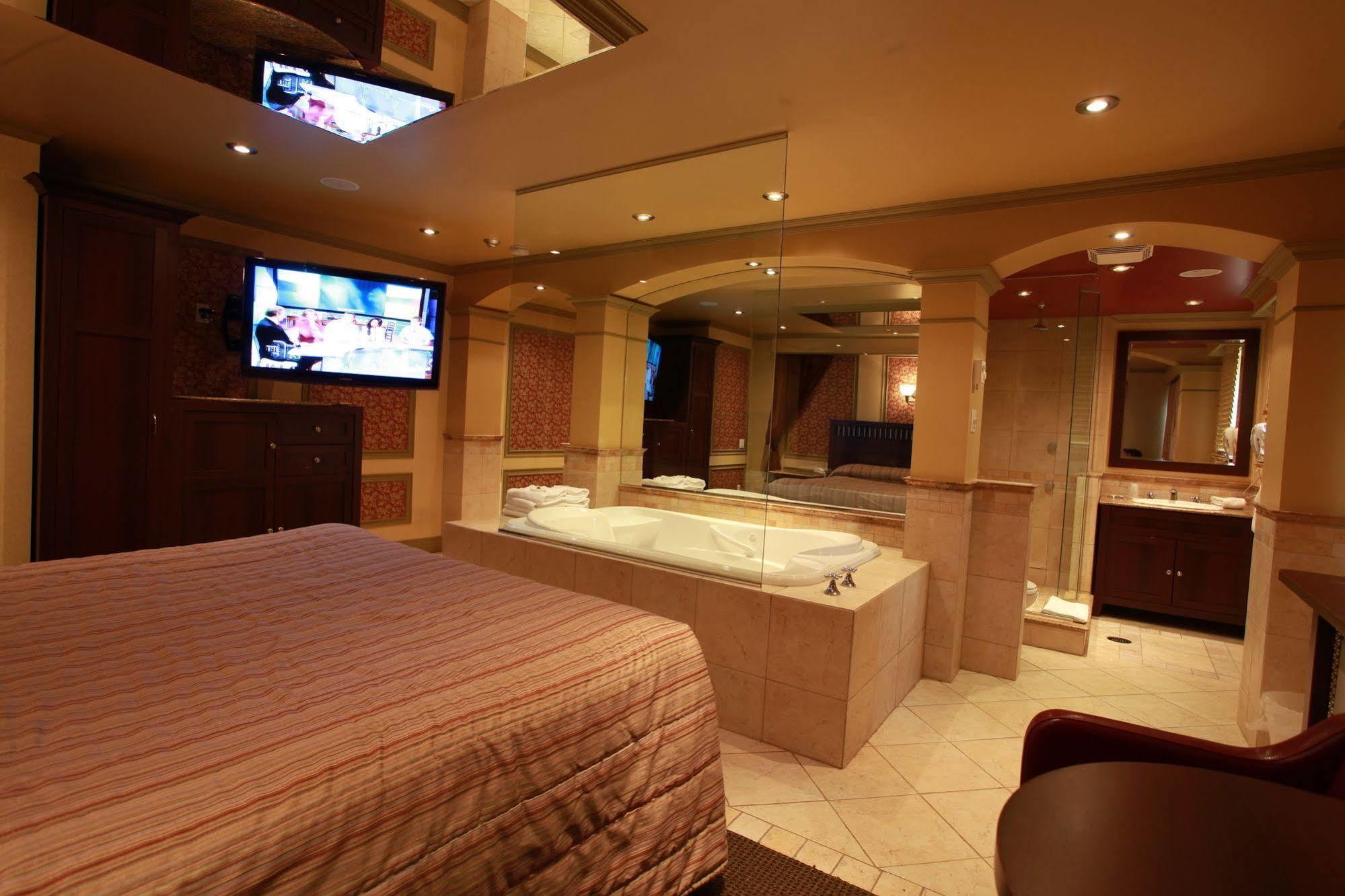 Hotel Le Chablis Cadillac Montreal Bagian luar foto